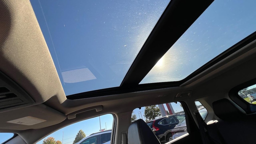 Nissan Rogue Vehicle Full-screen Gallery Image 38