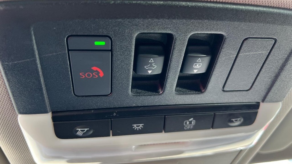 Nissan Rogue Vehicle Full-screen Gallery Image 40