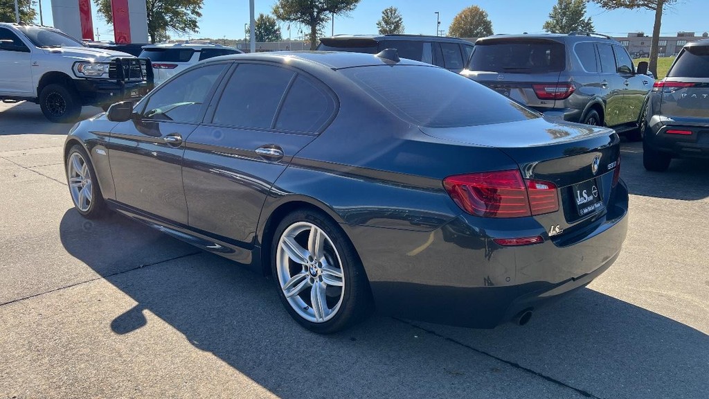 BMW 5 Series Vehicle Full-screen Gallery Image 06