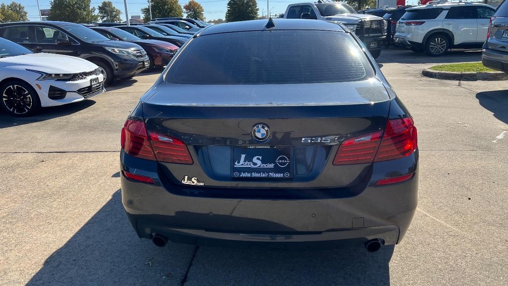 BMW 5 Series Vehicle Full-screen Gallery Image 07