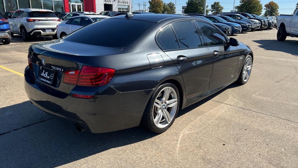 BMW 5 Series Vehicle Full-screen Gallery Image 08