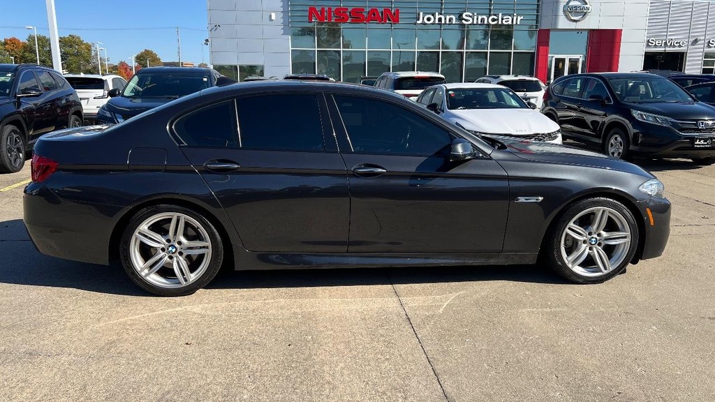 BMW 5 Series Vehicle Full-screen Gallery Image 09