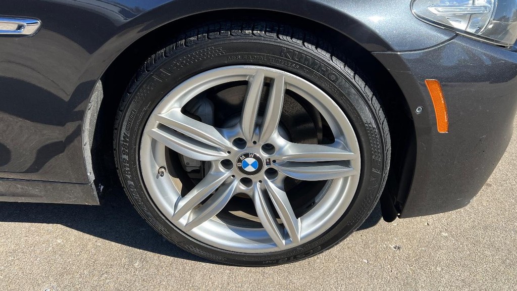 BMW 5 Series Vehicle Full-screen Gallery Image 10