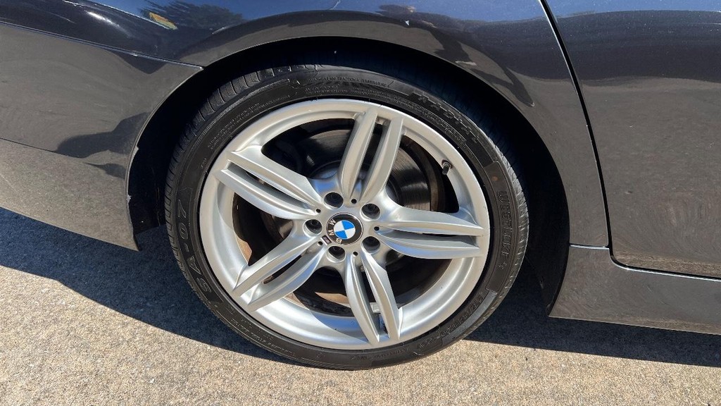 BMW 5 Series Vehicle Full-screen Gallery Image 11