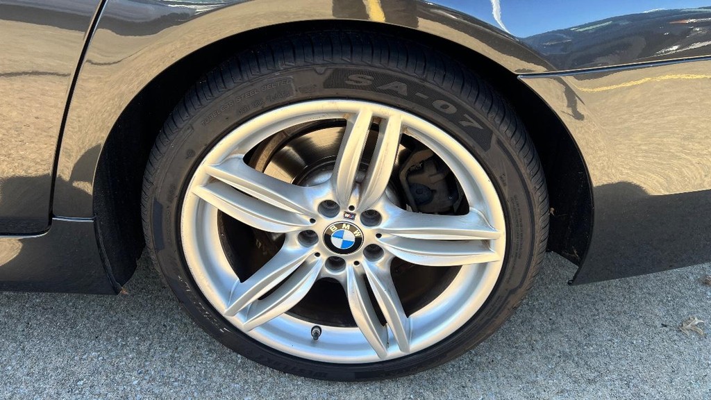 BMW 5 Series Vehicle Full-screen Gallery Image 12