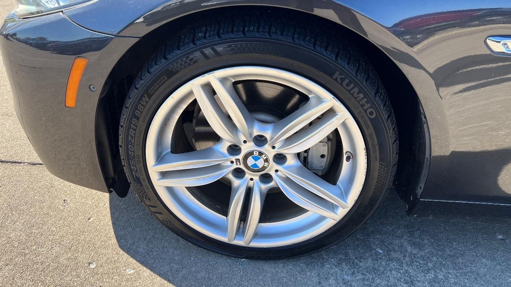 BMW 5 Series Vehicle Full-screen Gallery Image 13