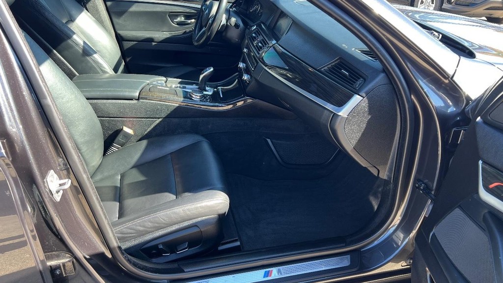 BMW 5 Series Vehicle Full-screen Gallery Image 14