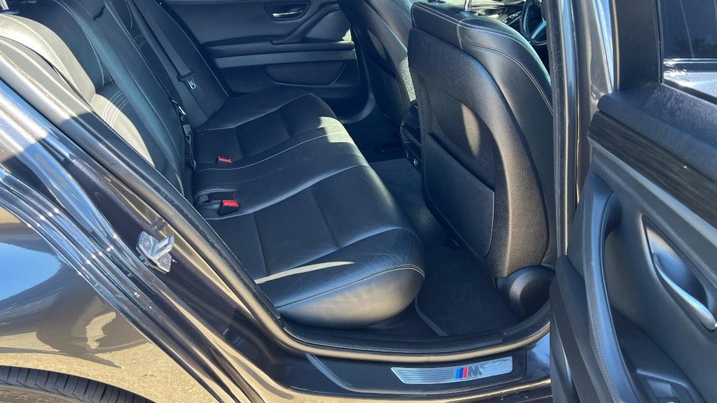 BMW 5 Series Vehicle Full-screen Gallery Image 15