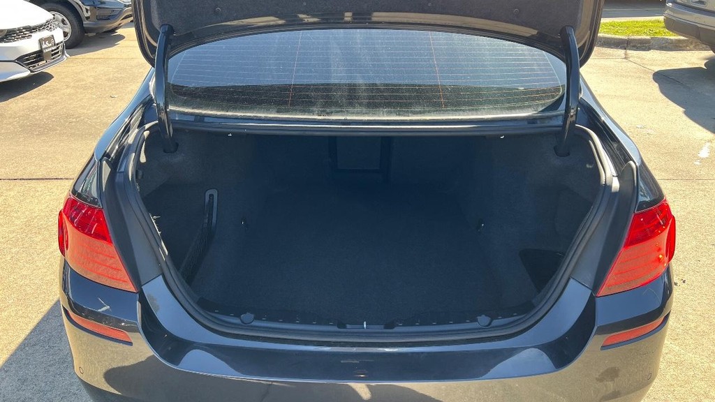 BMW 5 Series Vehicle Full-screen Gallery Image 16