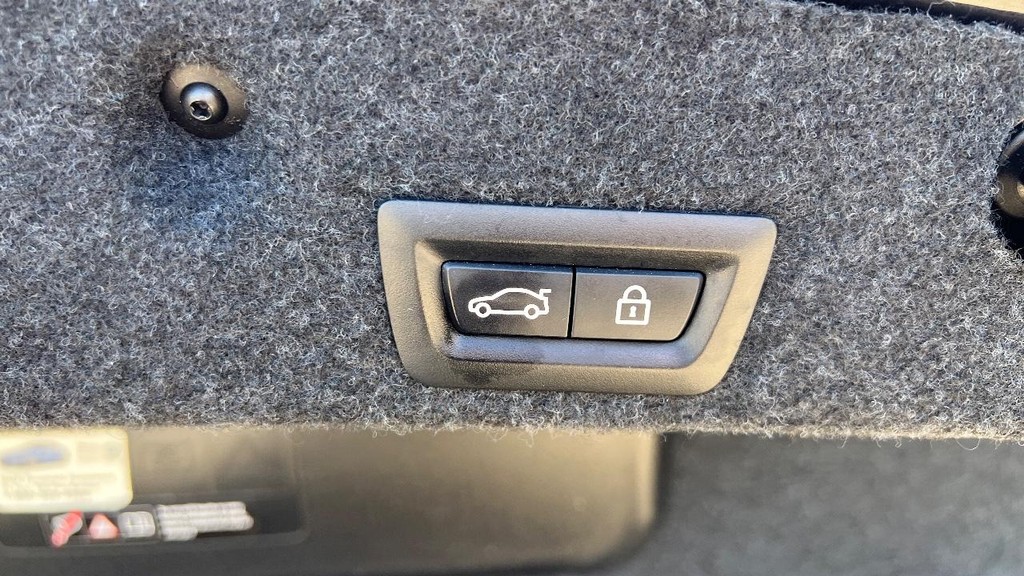 BMW 5 Series Vehicle Full-screen Gallery Image 17