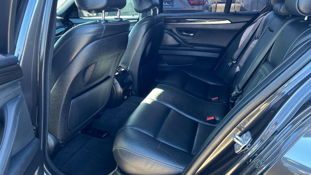 BMW 5 Series Vehicle Full-screen Gallery Image 18