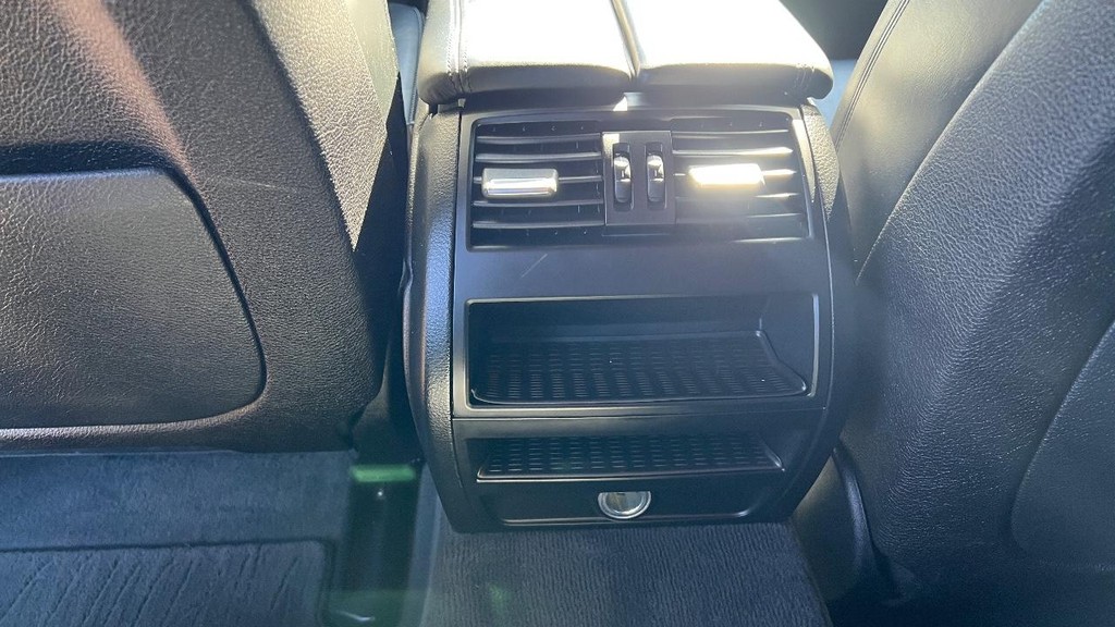 BMW 5 Series Vehicle Full-screen Gallery Image 19