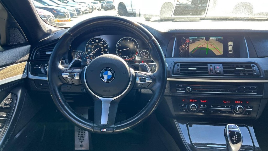 BMW 5 Series Vehicle Full-screen Gallery Image 20