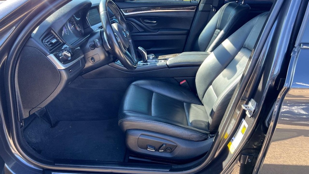 BMW 5 Series Vehicle Full-screen Gallery Image 21