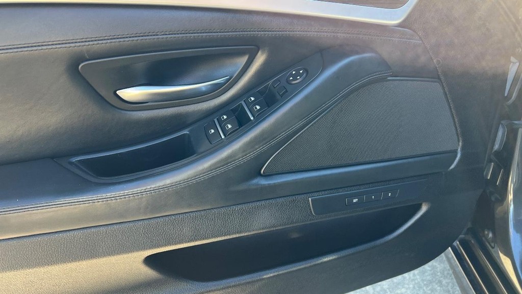 BMW 5 Series Vehicle Full-screen Gallery Image 22