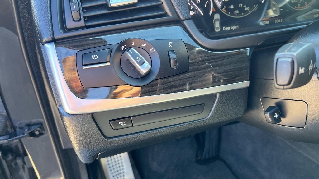 BMW 5 Series Vehicle Full-screen Gallery Image 23