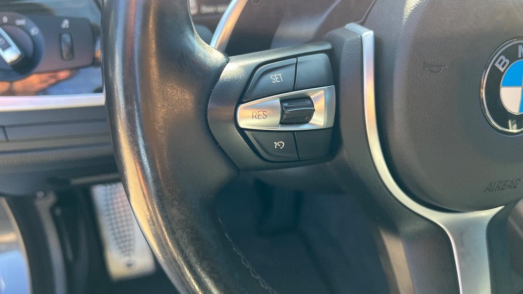 BMW 5 Series Vehicle Full-screen Gallery Image 24