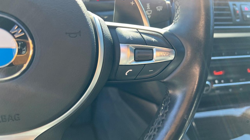 BMW 5 Series Vehicle Full-screen Gallery Image 25