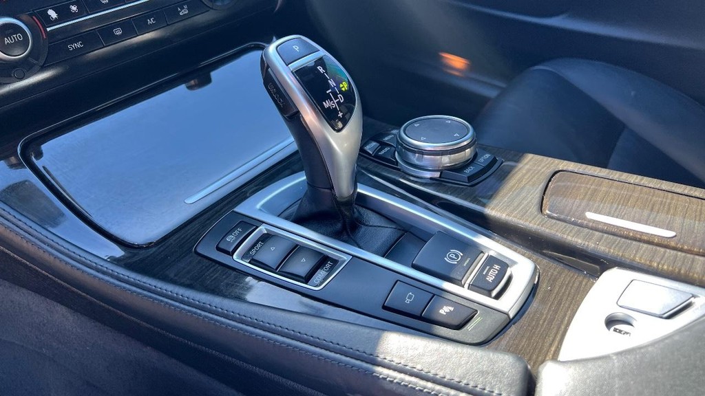 BMW 5 Series Vehicle Full-screen Gallery Image 26