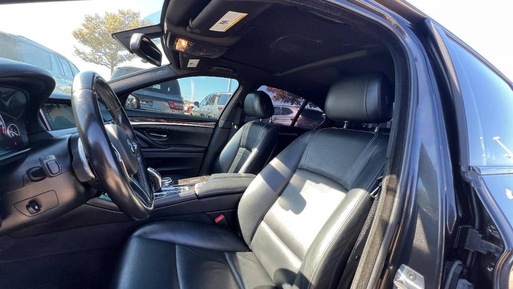 BMW 5 Series Vehicle Full-screen Gallery Image 27