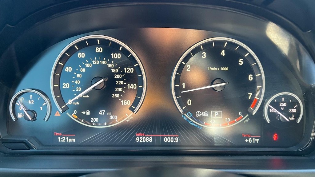 BMW 5 Series Vehicle Full-screen Gallery Image 28