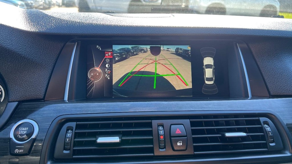 BMW 5 Series Vehicle Full-screen Gallery Image 29