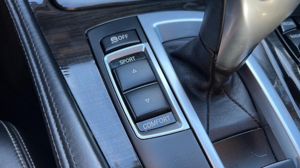 BMW 5 Series Vehicle Full-screen Gallery Image 30