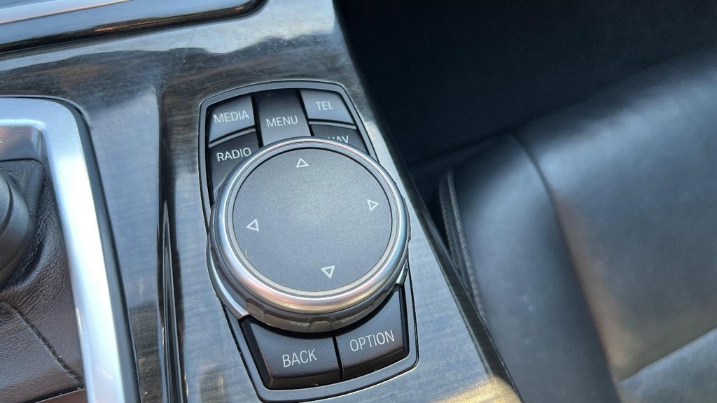 BMW 5 Series Vehicle Full-screen Gallery Image 31