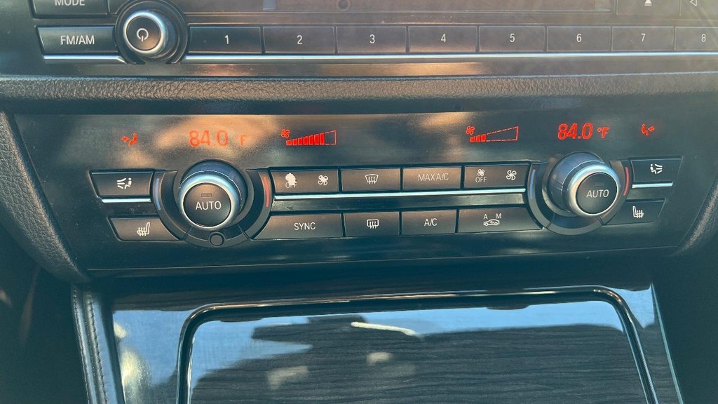 BMW 5 Series Vehicle Full-screen Gallery Image 32