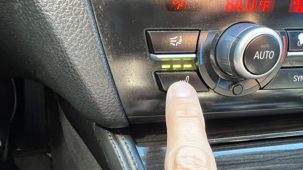 BMW 5 Series Vehicle Full-screen Gallery Image 33