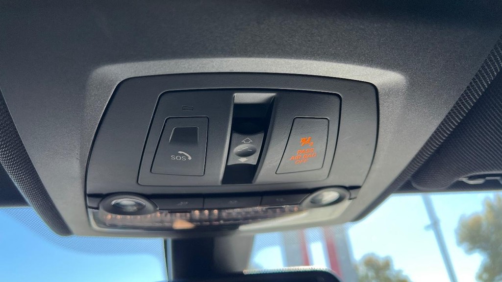 BMW 5 Series Vehicle Full-screen Gallery Image 34