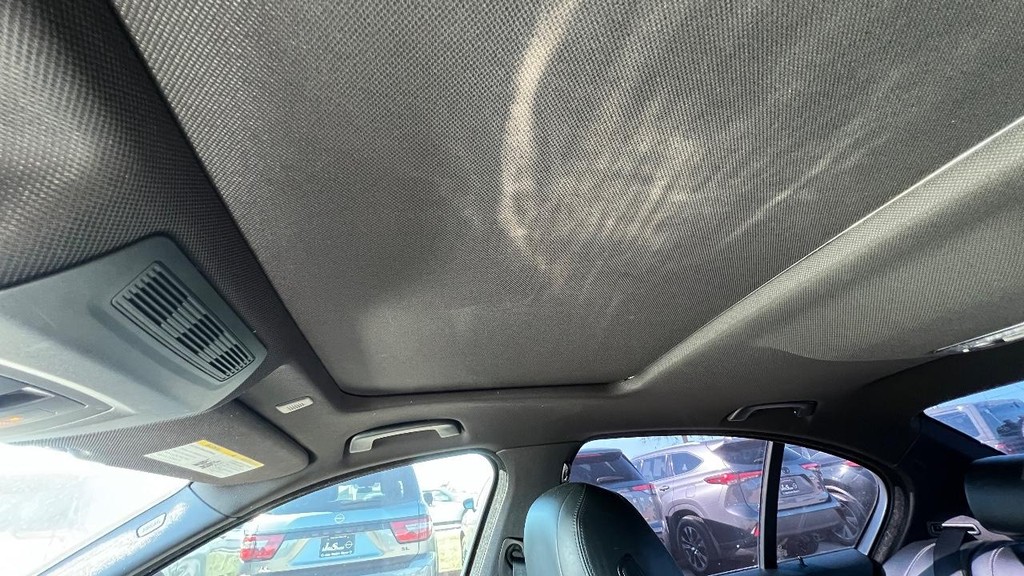 BMW 5 Series Vehicle Full-screen Gallery Image 35