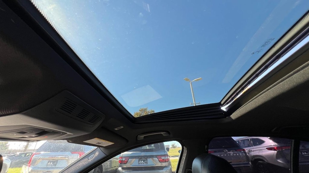 BMW 5 Series Vehicle Full-screen Gallery Image 36