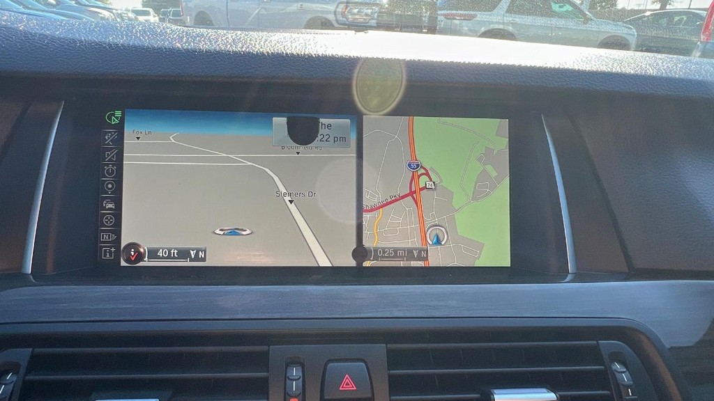 BMW 5 Series Vehicle Full-screen Gallery Image 37