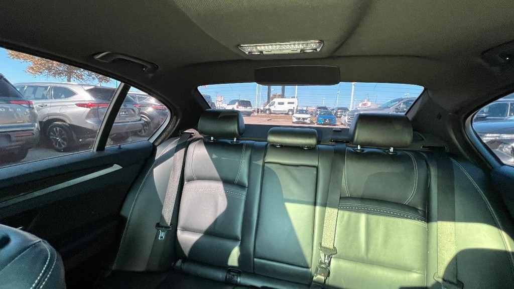 BMW 5 Series Vehicle Full-screen Gallery Image 38