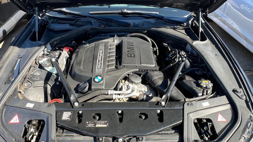 BMW 5 Series Vehicle Full-screen Gallery Image 39