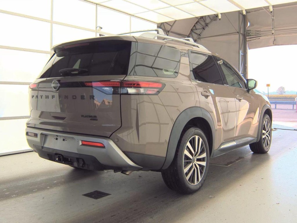 Nissan Pathfinder Vehicle Full-screen Gallery Image 02