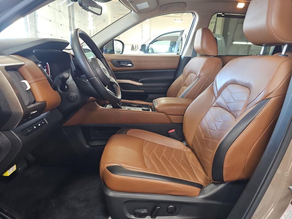 Nissan Pathfinder Vehicle Full-screen Gallery Image 03