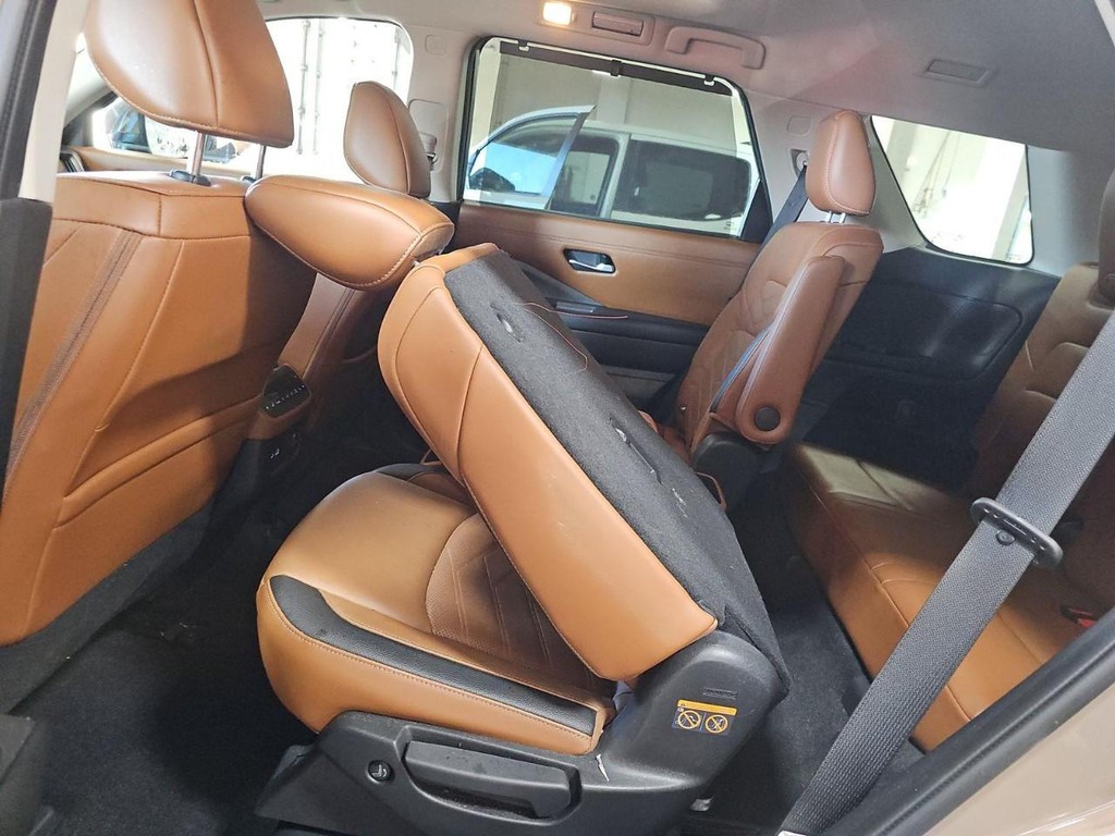 Nissan Pathfinder Vehicle Full-screen Gallery Image 04