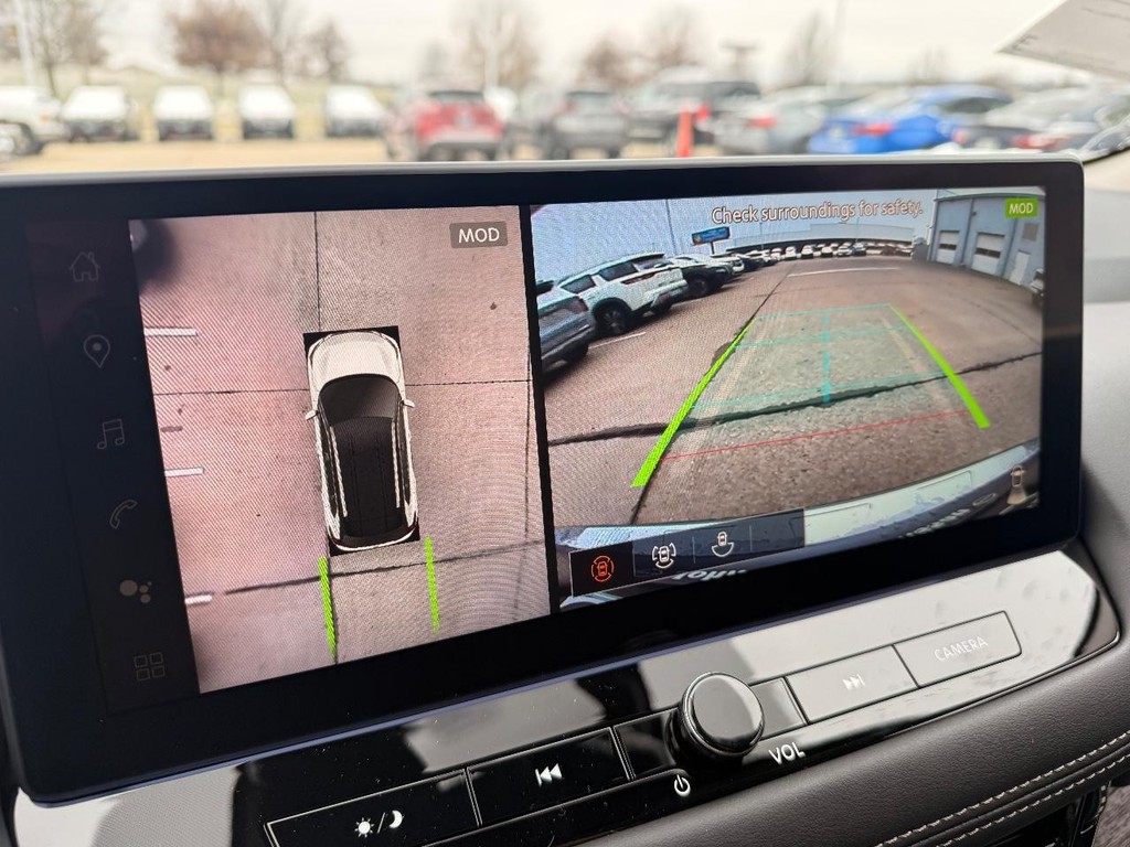 Nissan Rogue Vehicle Full-screen Gallery Image 02