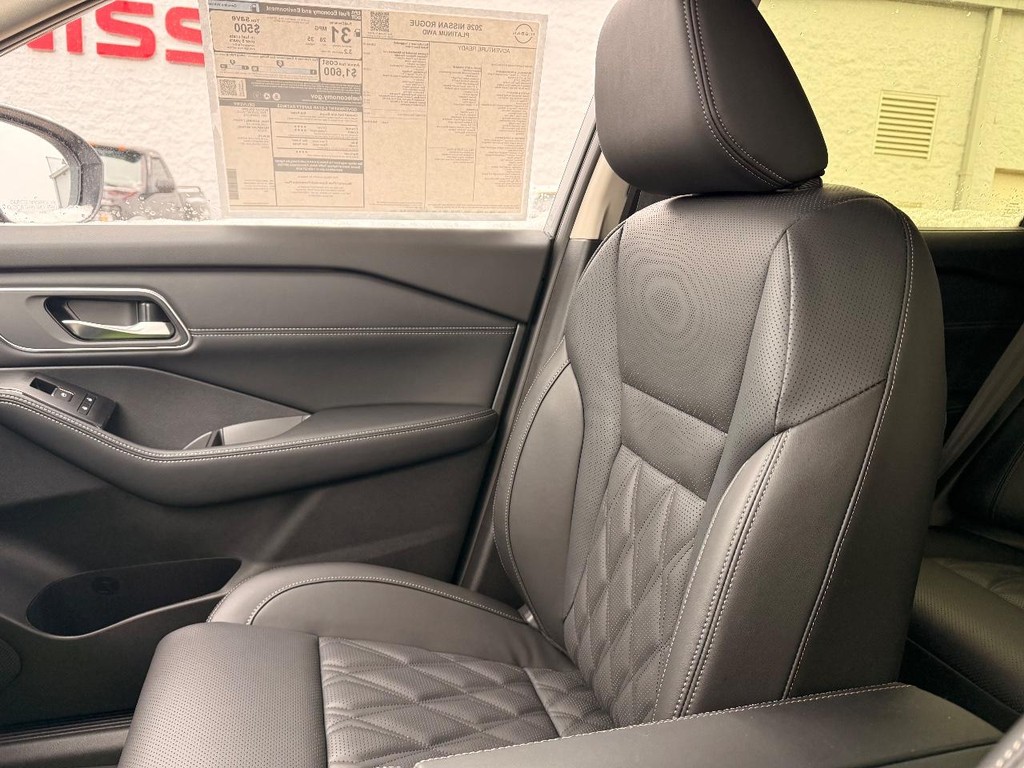 Nissan Rogue Vehicle Full-screen Gallery Image 06