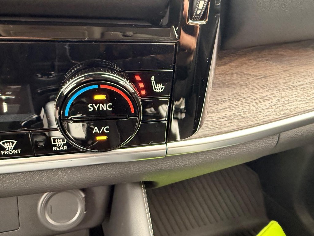 Nissan Rogue Vehicle Full-screen Gallery Image 08