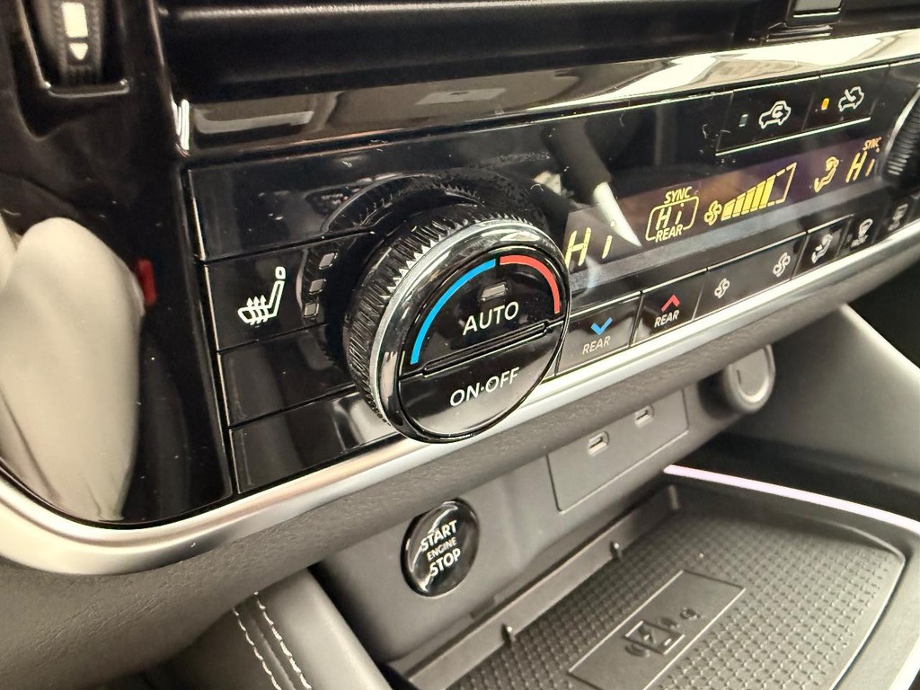 Nissan Rogue Vehicle Full-screen Gallery Image 09