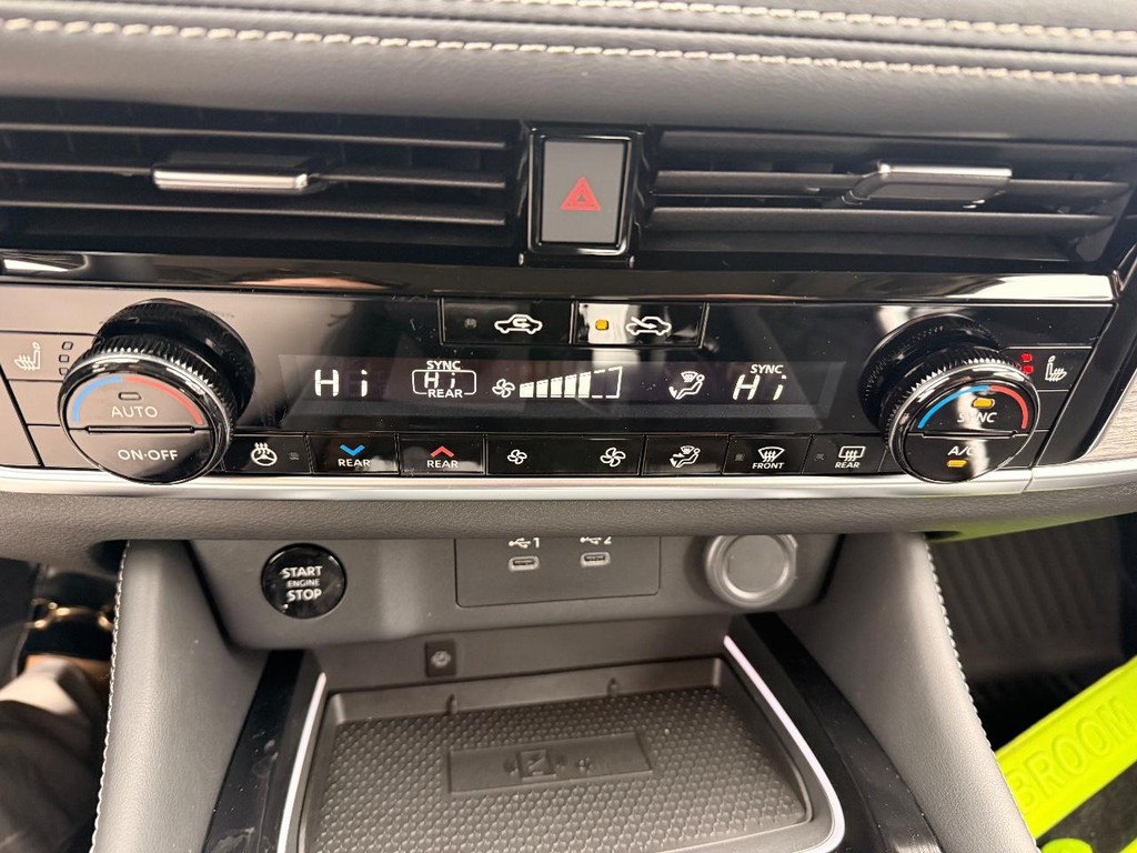 Nissan Rogue Vehicle Full-screen Gallery Image 11