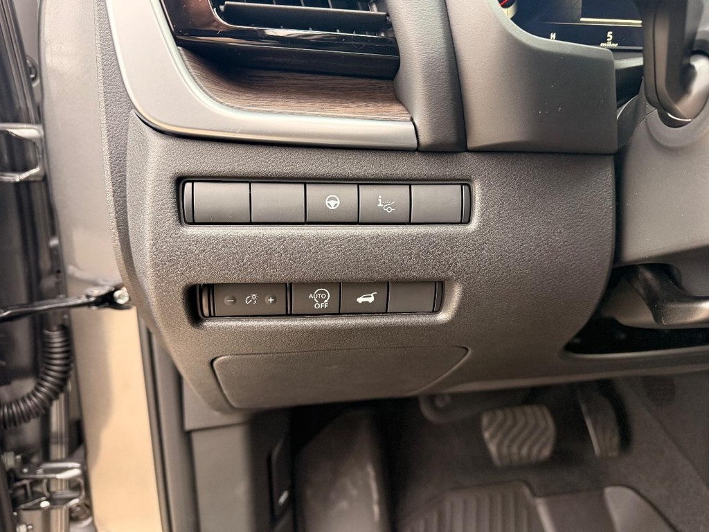 Nissan Rogue Vehicle Full-screen Gallery Image 15