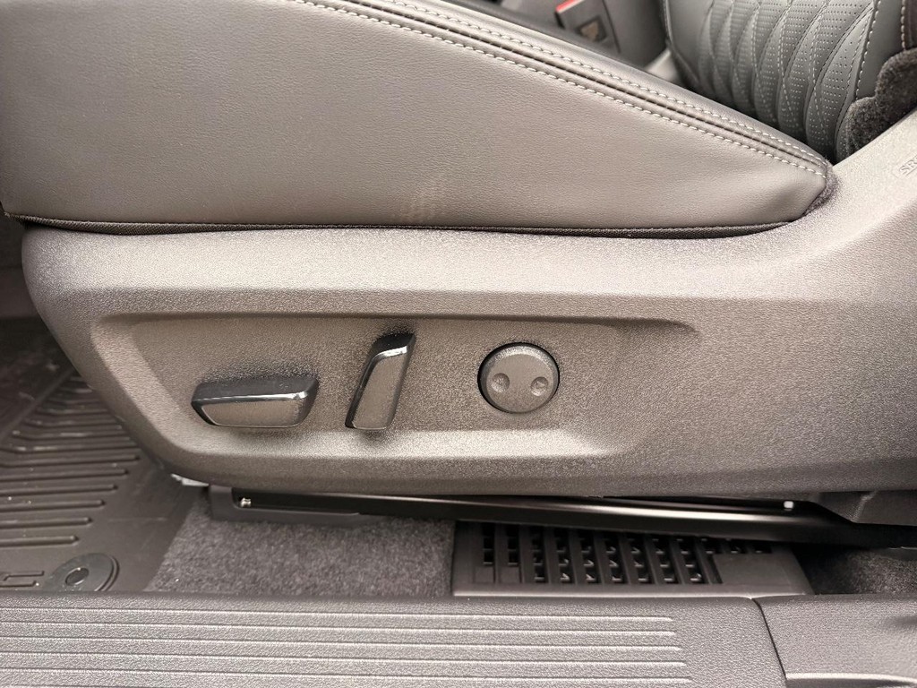 Nissan Rogue Vehicle Full-screen Gallery Image 16