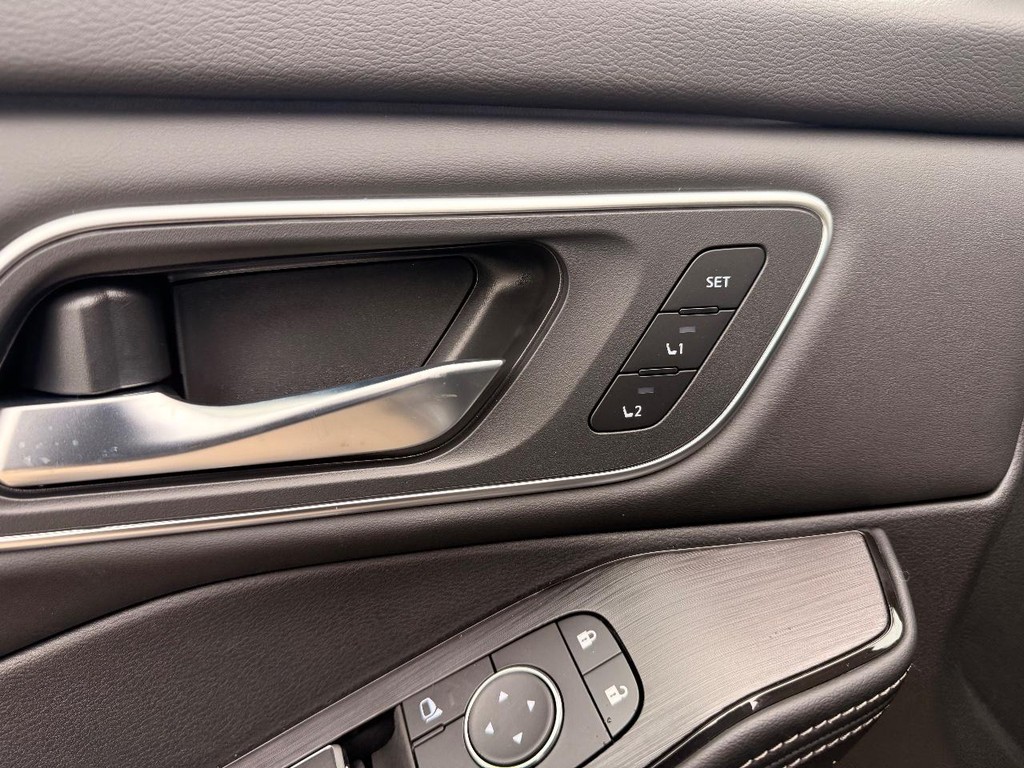 Nissan Rogue Vehicle Full-screen Gallery Image 17