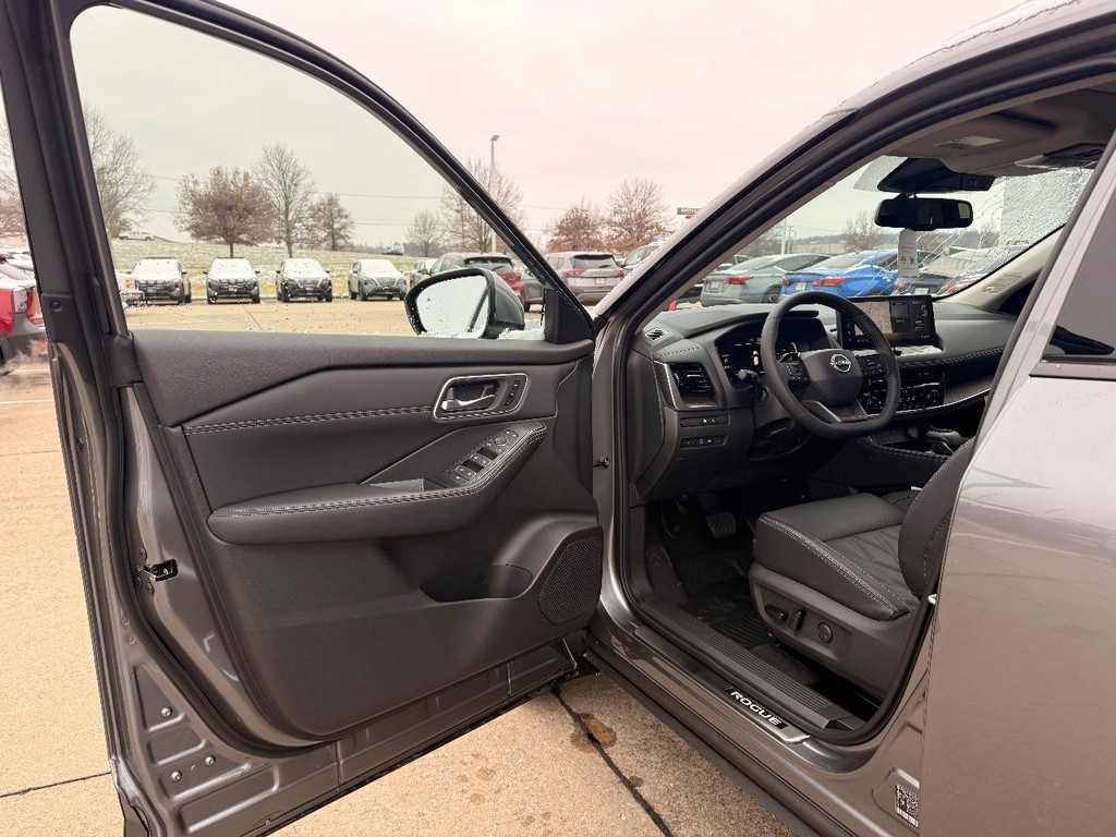 Nissan Rogue Vehicle Full-screen Gallery Image 18