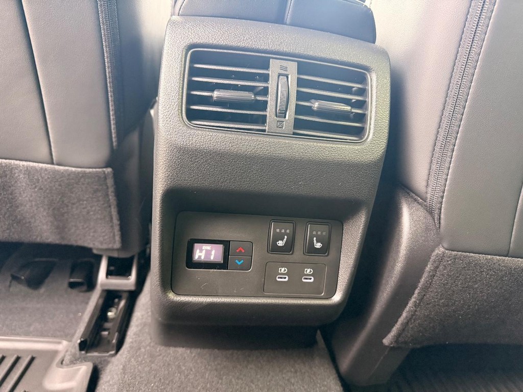 Nissan Rogue Vehicle Full-screen Gallery Image 19