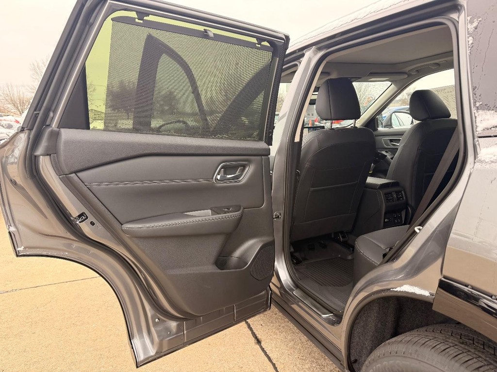 Nissan Rogue Vehicle Full-screen Gallery Image 20